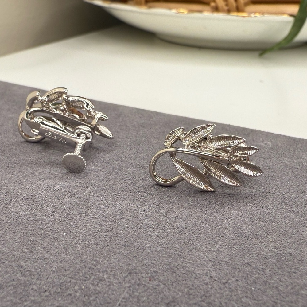 VTG Napier Silver Leaf Earrings Mid-Century Screw Back Clip On Botanical Jewelry - Picture 3 of 7
